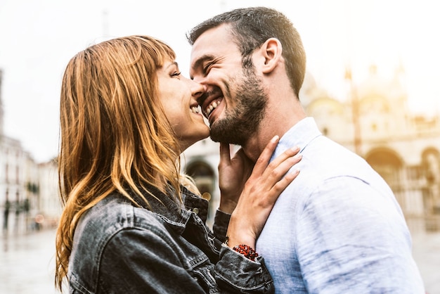 Couple romantique amoureux s'embrasser en plein air au coucher du soleil