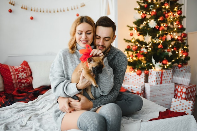 Couple romantique amoureux sentir le bonheur de leur romance passer la veille de Noël ensemble