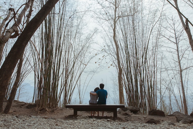 Couple romantique assis sur un banc