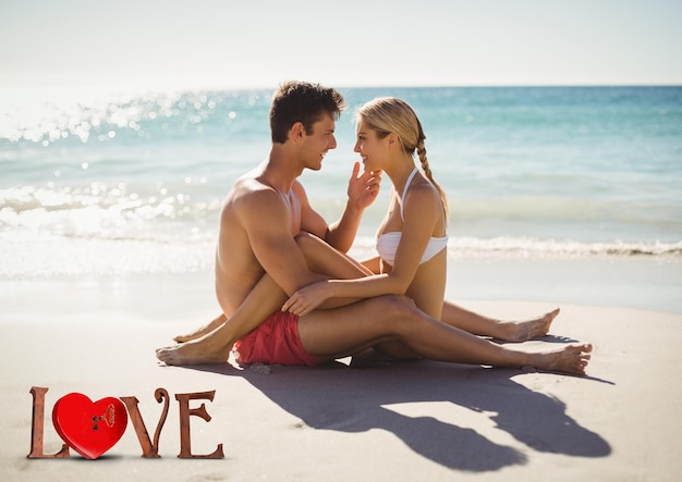 Couple romantique assis sur la plage