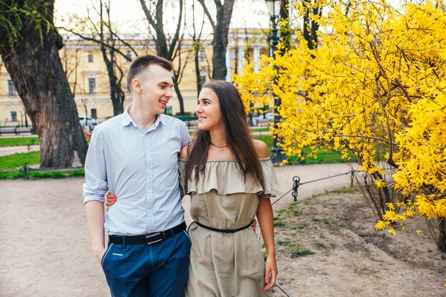 Couple romantique ayant un rendez-vous un jour de printemps avec de belles fleurs en arrière-plan Rendez-vous romantique ou concept de couple en voyage