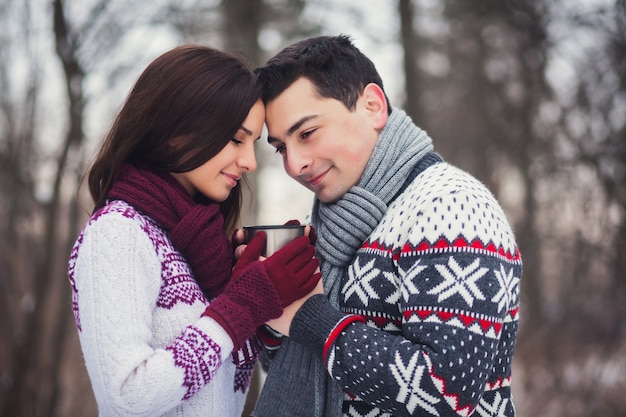 Couple romantique, boire du café