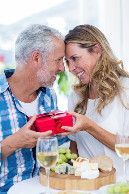 Couple romantique avec cadeau au restaurant