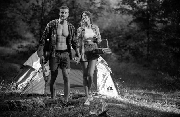 Couple romantique campant sur la nature aventure de fond pour les jeunes amis sur le jour d'été pique-nique pour