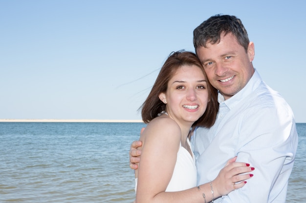 Couple romantique et charmant sur la plage