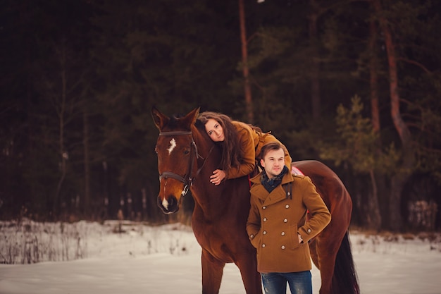 Couple romantique avec un cheval