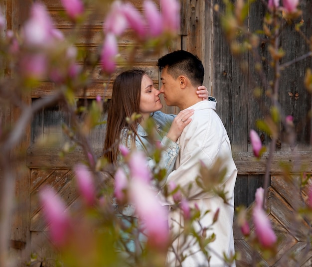 Photo couple romantique coup moyen avec des fleurs