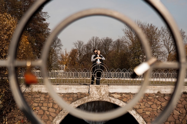 Couple romantique dans le parc d'automne - journée ensoleillée - concept d'amour, de relation et de rencontres