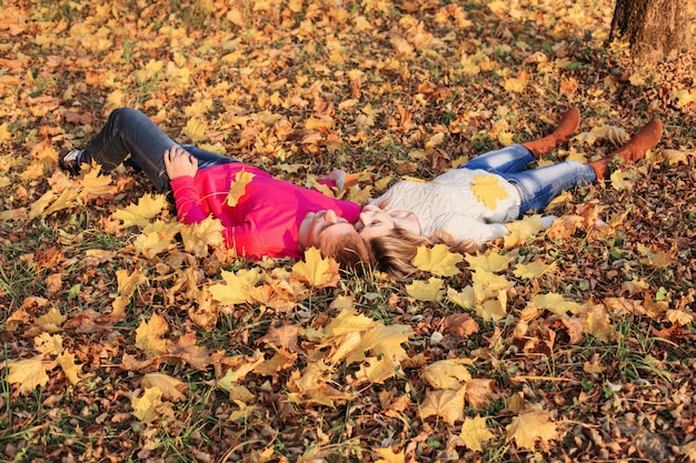 Couple romantique dans le parc d'automne