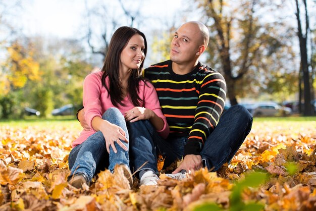 Couple romantique dans un parc