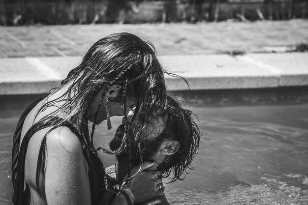 Photo un couple romantique dans une piscine .