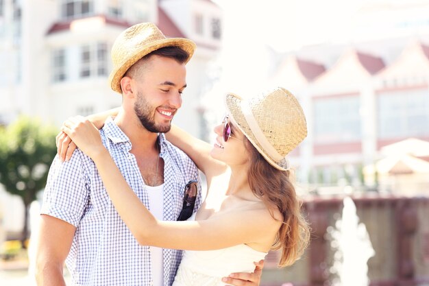 un couple romantique dans la ville