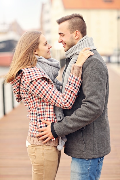 couple romantique dans la ville