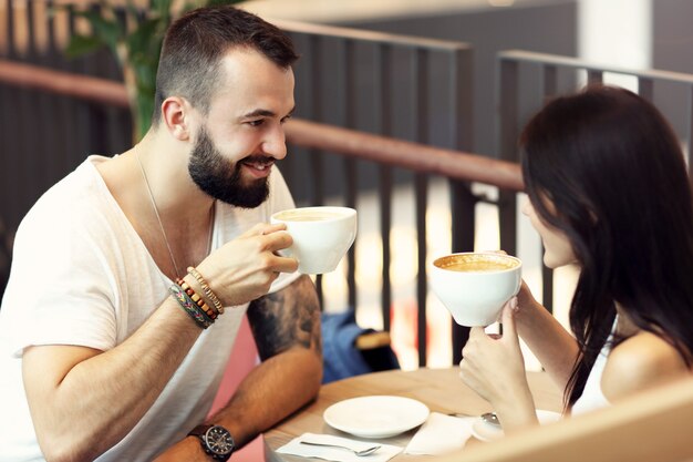 couple romantique datant au café