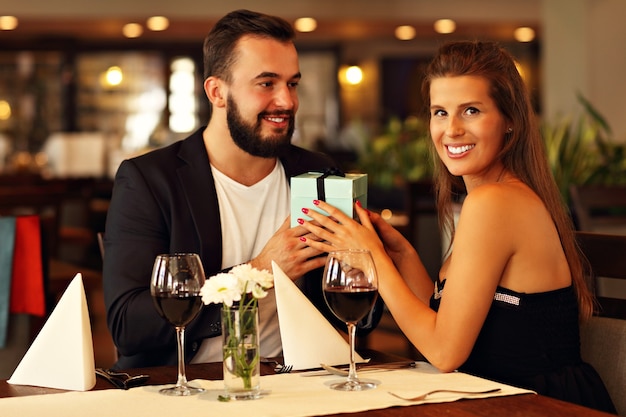 couple romantique datant au restaurant