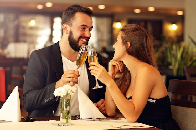 couple romantique datant au restaurant