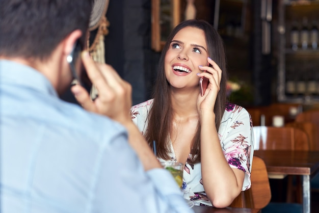 couple romantique datant dans un pub