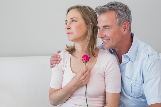 Couple romantique détendu avec une fleur à la maison