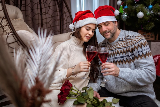 Un couple romantique dîne avec des verres de vin. Le concept de la Saint-Valentin, l'amour, les relations. Photo de haute qualité