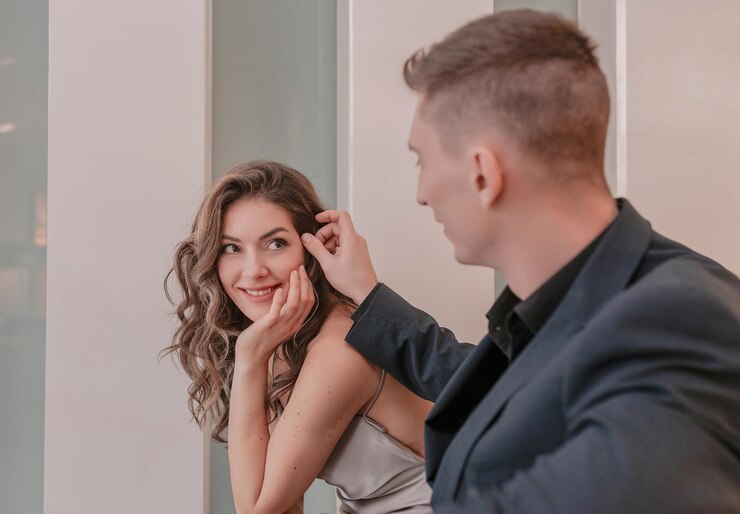 Photo un couple romantique et élégant partageant un doux baiser des câlins et de la tendresse à l'intérieur