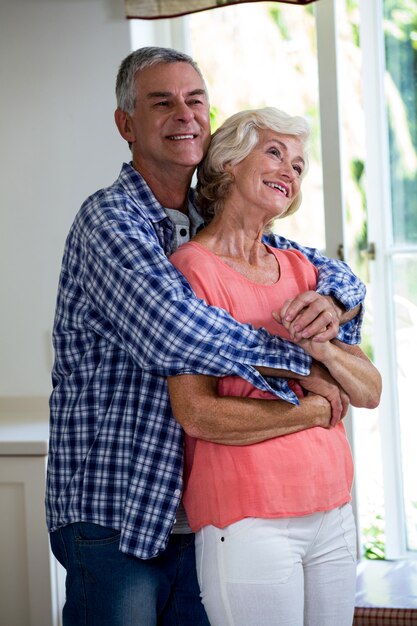 Couple romantique embrassant dans la cuisine à la maison