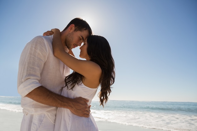 Couple romantique embrassant à la plage