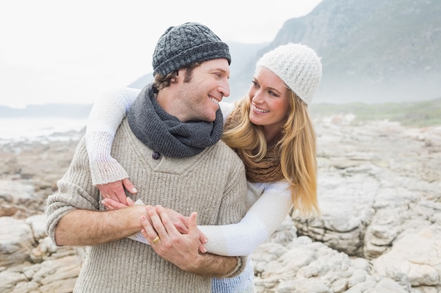 Couple romantique ensemble sur un paysage rocheux