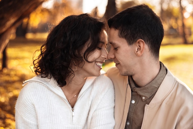 Un couple romantique à l'extérieur près d'un café