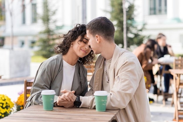 Photo un couple romantique à l'extérieur près d'un café