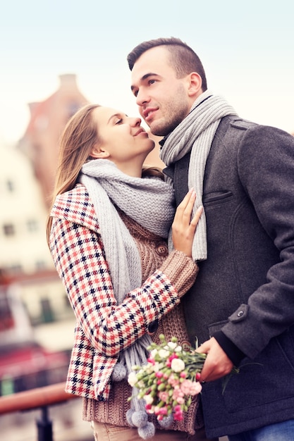 un couple romantique avec des fleurs sur une promenade d'automne