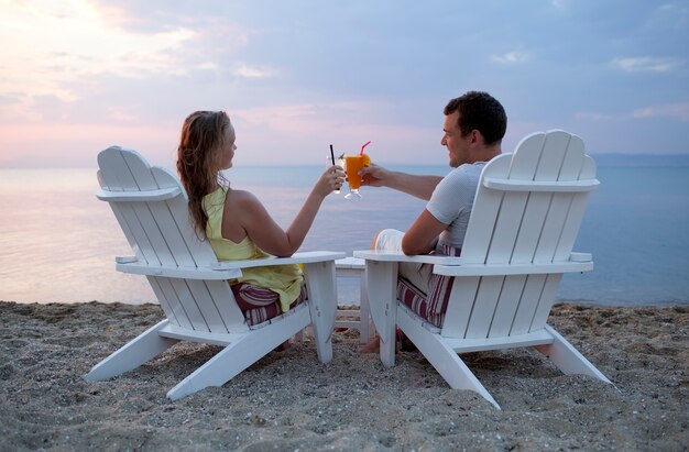 Couple romantique griller le coucher de soleil