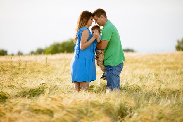 Couple romantique main dans la main dans un champ d'été