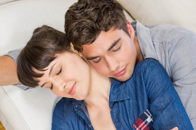 Couple romantique à la maison se détendre sur le canapé dans leur salon