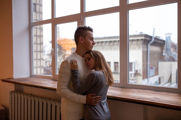 Couple romantique à la maison