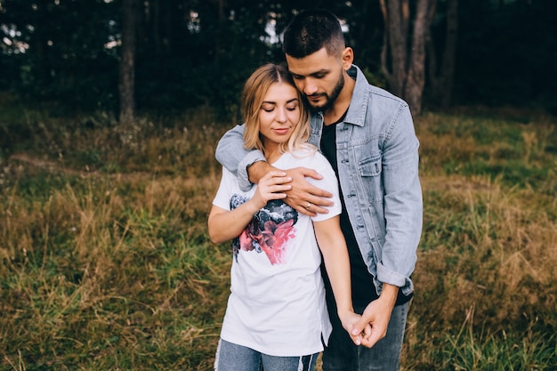 Couple romantique marchant forêt pieds nus