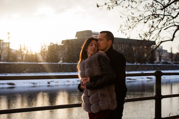 Couple romantique marchant