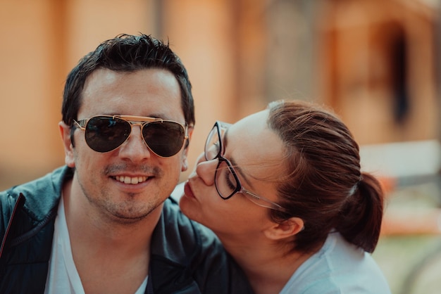 Un couple romantique passe du temps dans le parc. Un couple prend des photos par une belle journée ensoleillée tout en ayant un week-end de congé.