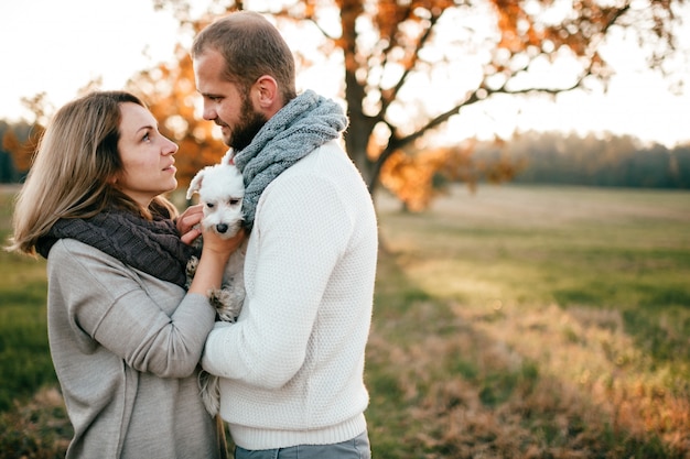 Couple romantique avec petit chien closeup portrait