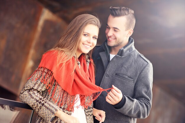 un couple romantique à un rendez-vous d'automne