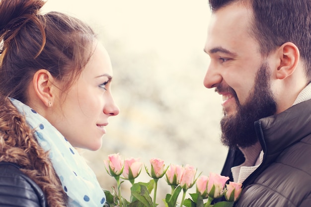 couple romantique en rendez-vous avec des fleurs