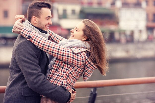 un couple romantique en rendez-vous à Gdansk