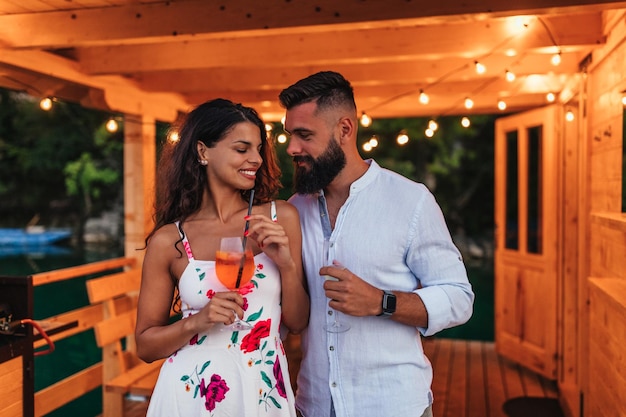 Couple romantique en rendez-vous sur la terrasse au bord de la rivière