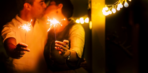 Couple romantique s'embrassant et célébrant le nouvel an avec amour