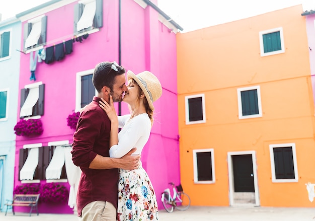 Couple romantique s'embrassant à Venise, Italie