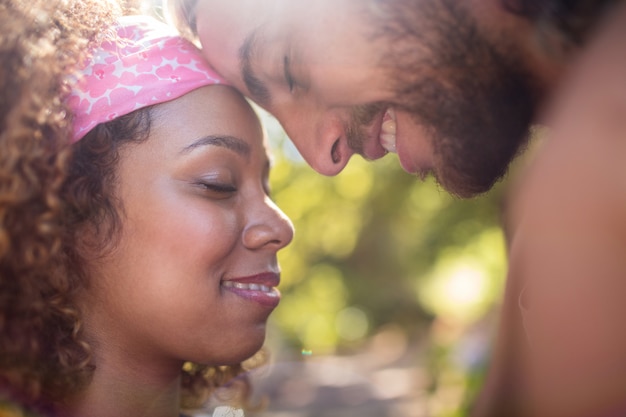 Couple romantique s'embrassant