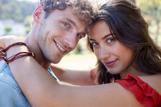 Couple romantique s'embrassant