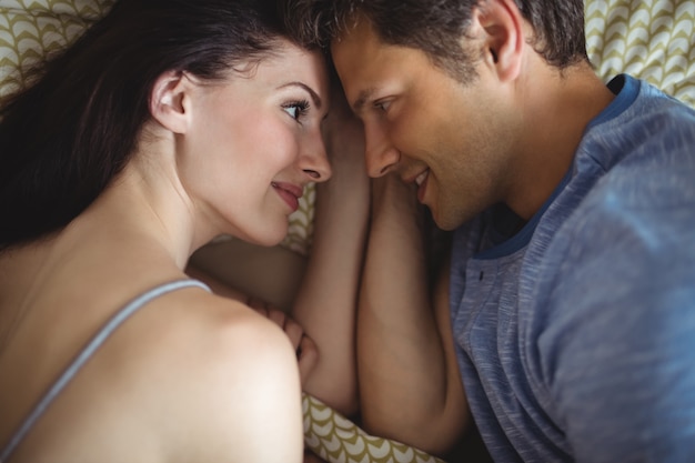 Couple romantique se détendre sur le lit