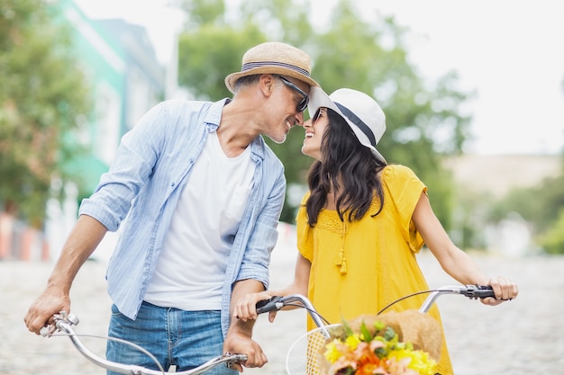 Couple romantique se regardant