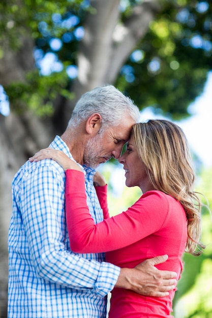 Couple romantique se regardant