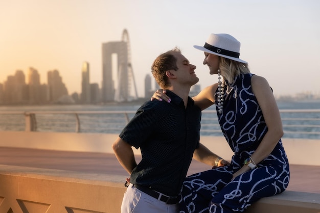 couple romantique se reposant au bord de la mer